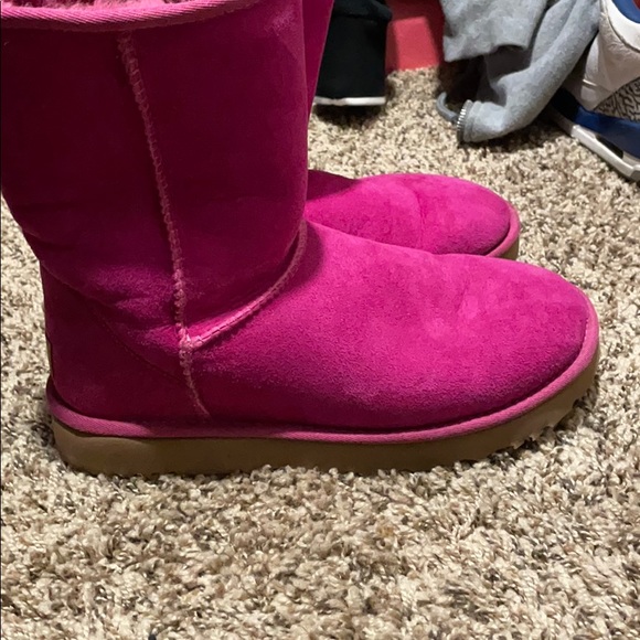 UGGS - Picture 2 of 3